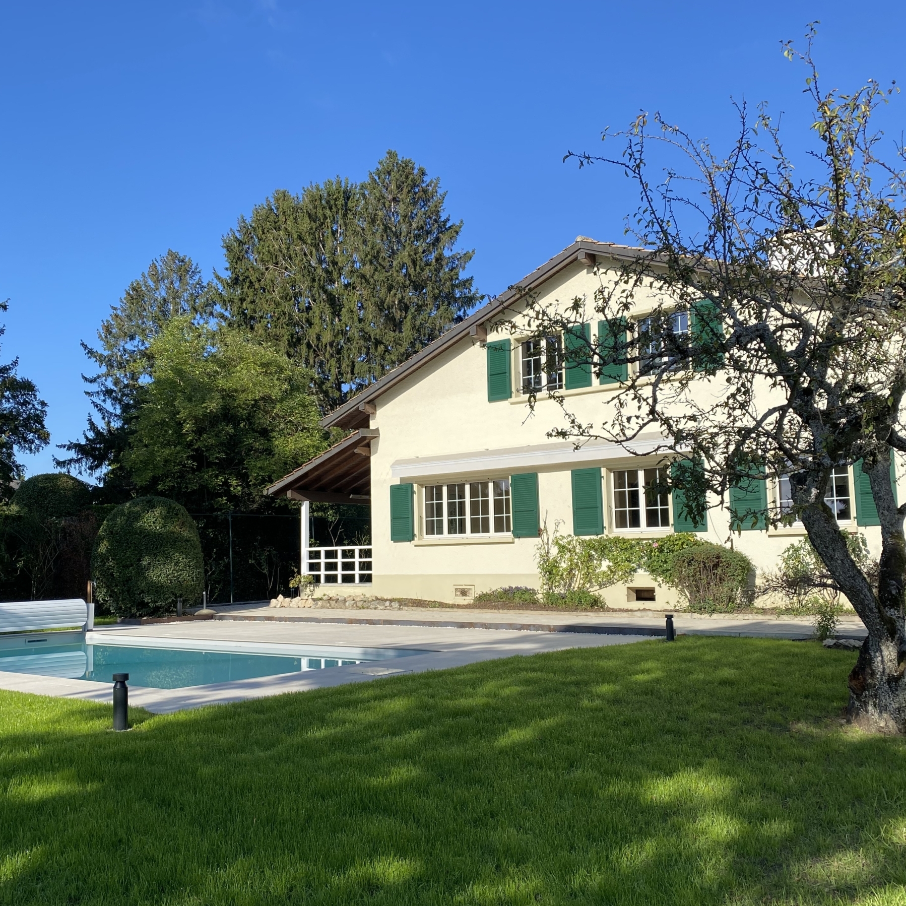 Rénovation d'une villa à Coppet. villa avec étage, 5 chambres, 3 salles de bain, un grand salon.